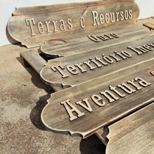 Placas personalizadas em madeira