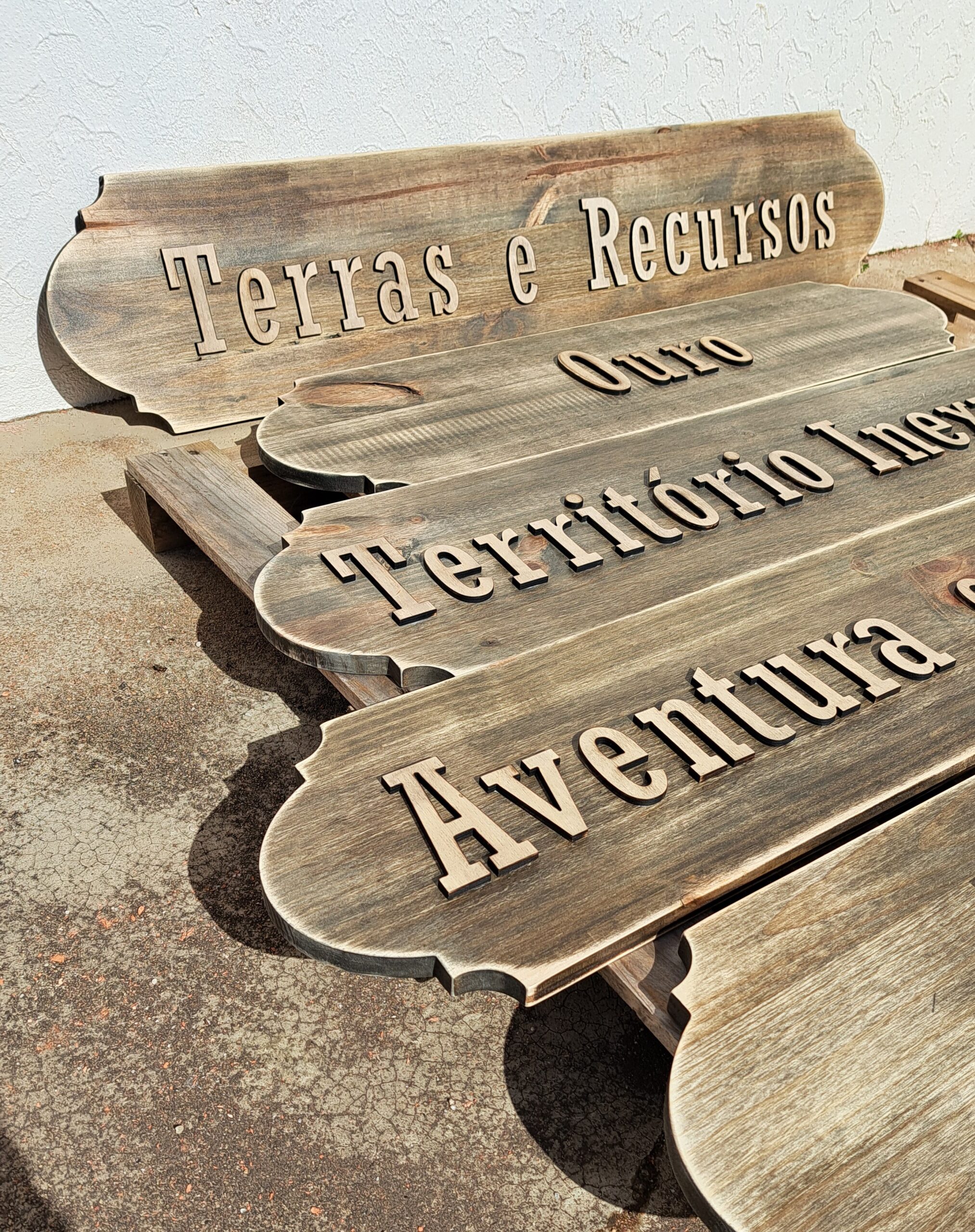 Placas personalizadas em madeira