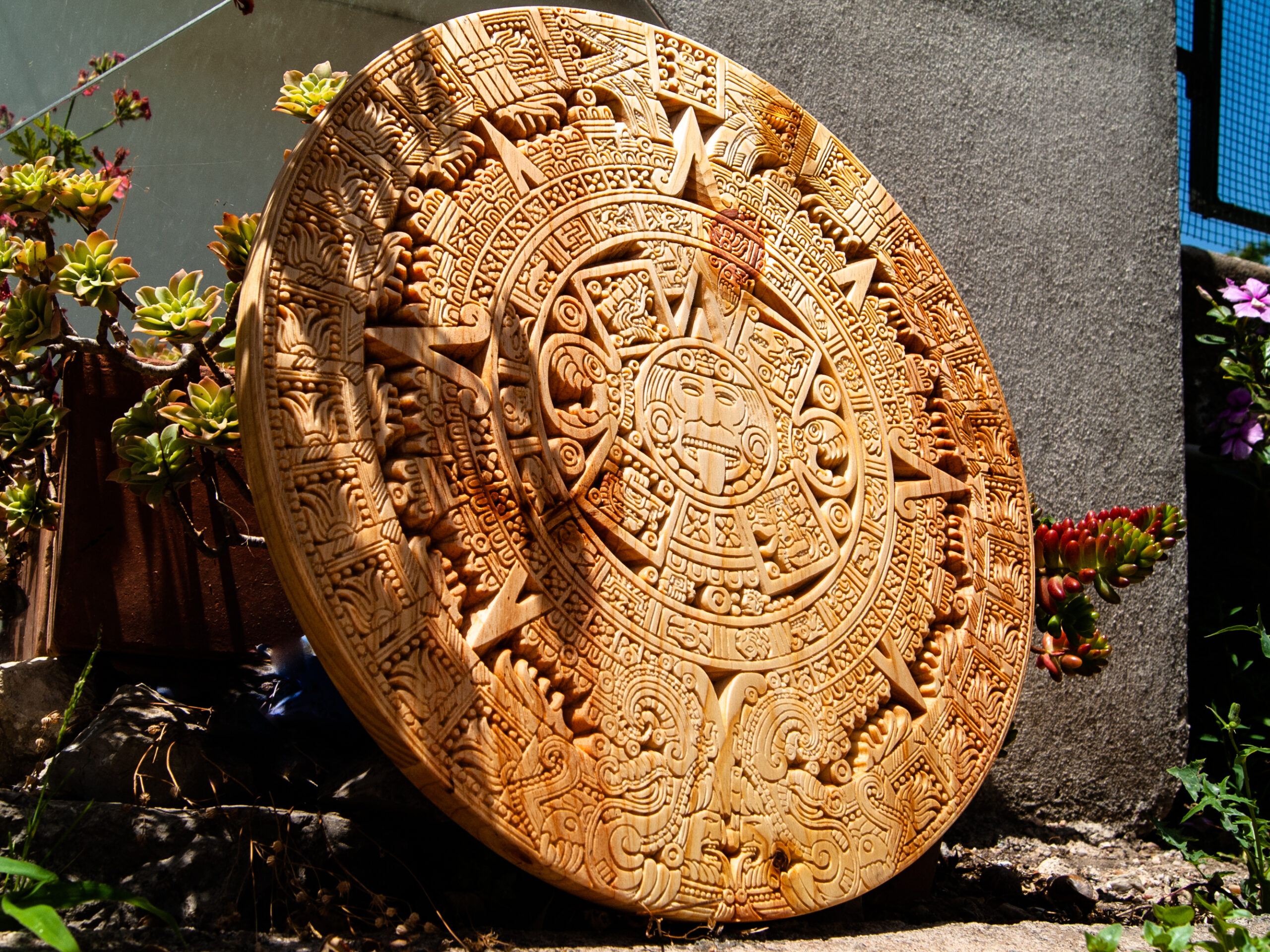 Calendário Azteca em madeira natural