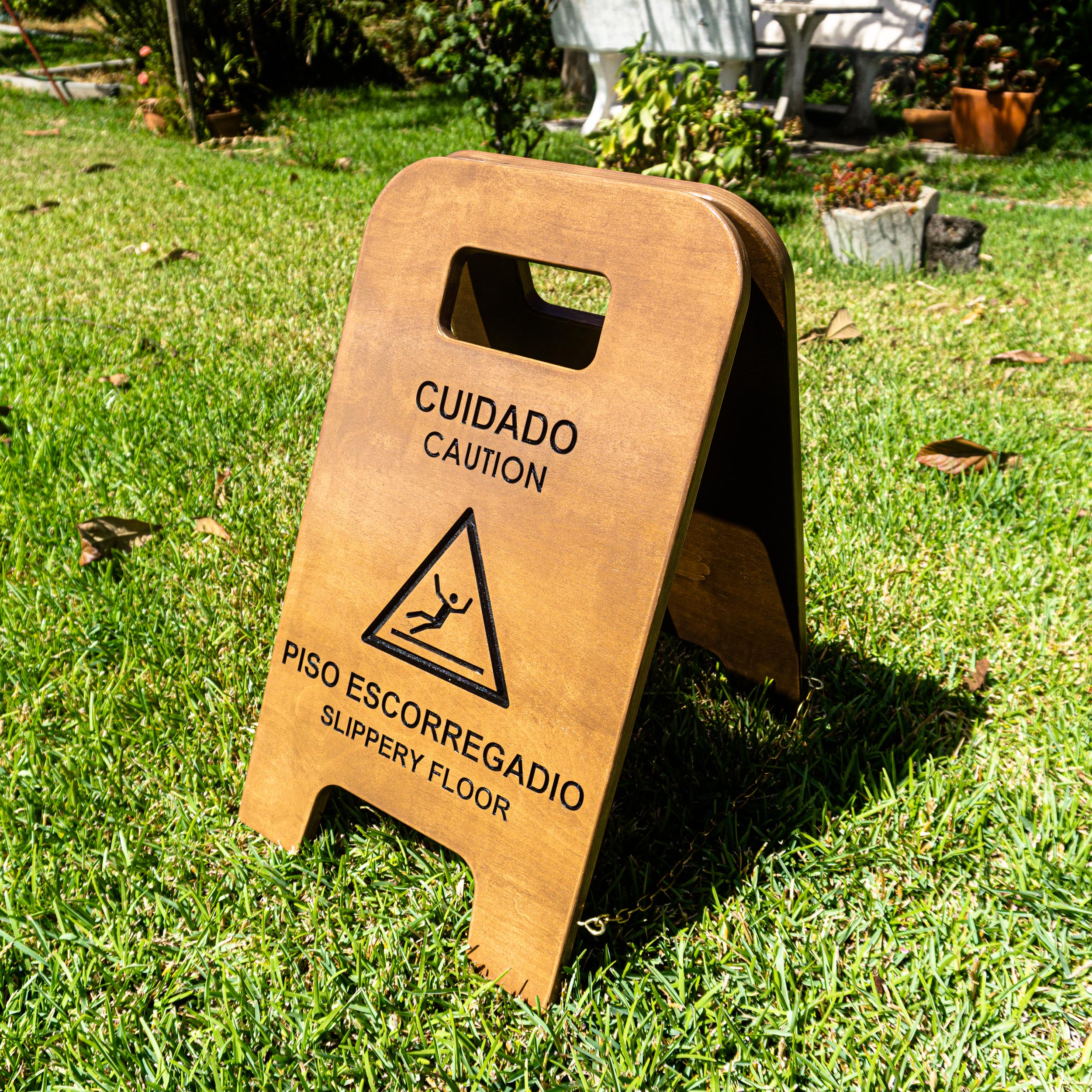 Sinal Piso Escorregadio em madeira 60x35cm